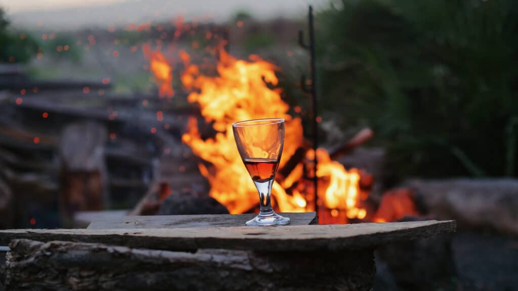 Tangoreisen Lanzarote — Termine 2026 & 2027 10 Rotwein im Glas auf rustikalem Holz